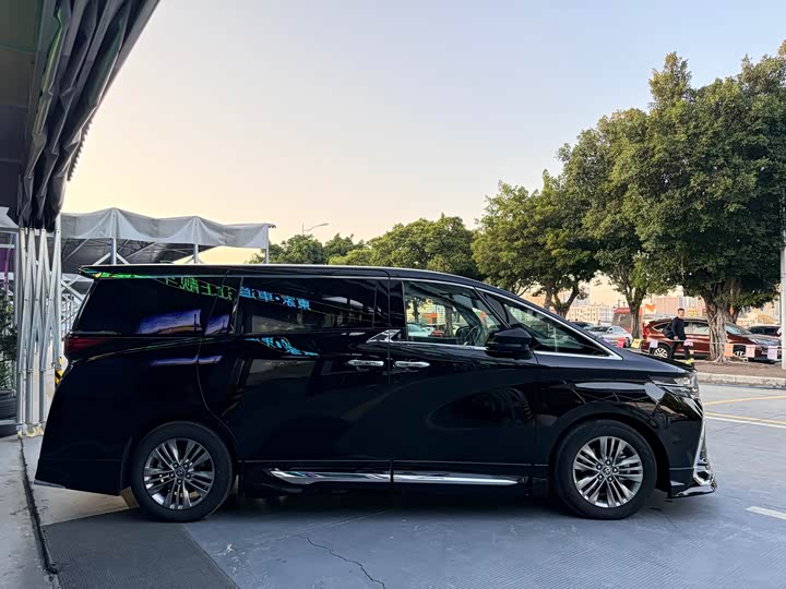 Toyota Alphard 2025 2025款 双擎 2.5L 尊贵黄金版