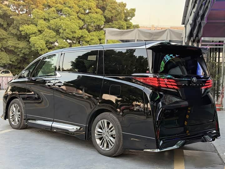 Toyota Alphard 2025 2025款 双擎 2.5L 尊贵黄金版