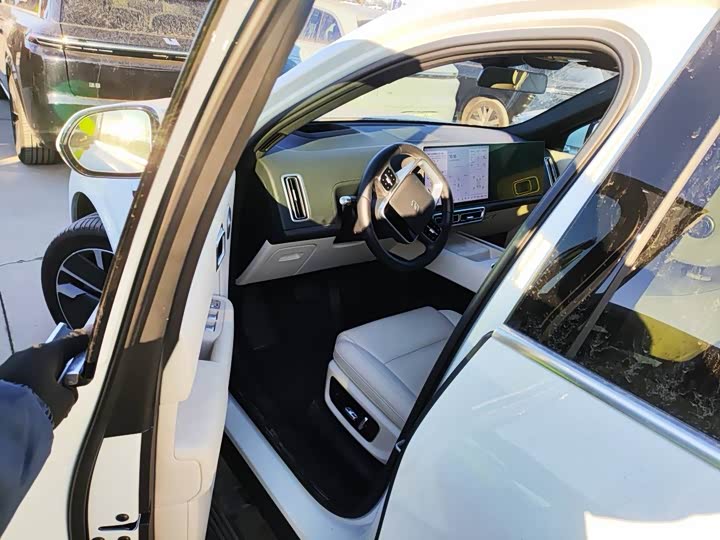 LiXiang L8 2025 2025款 Ultra 智能焕新版