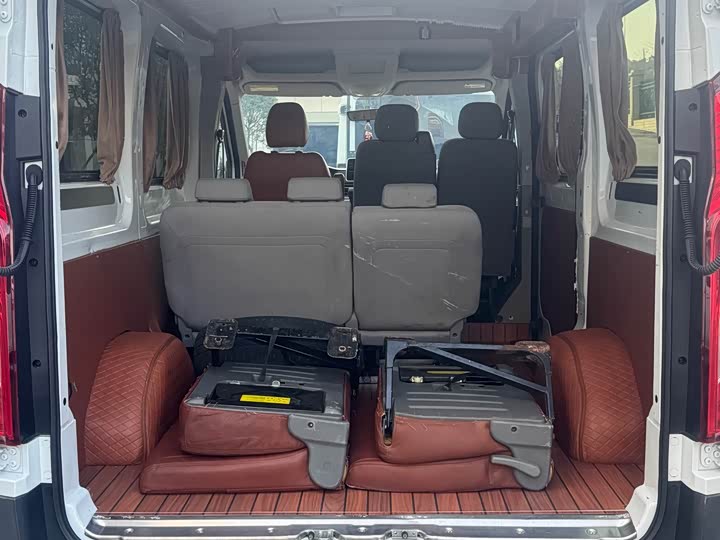 Maxus V90 2020 2020款 2.0TAMT运杰版前驱后单胎短轴中顶6座