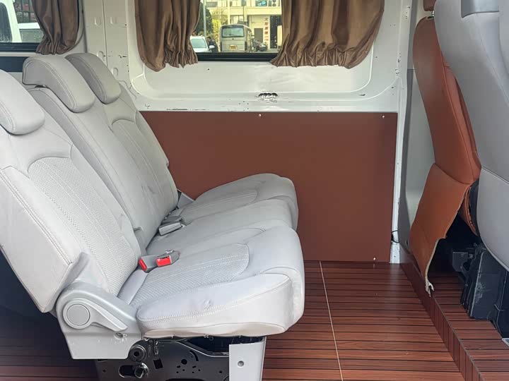 Maxus V90 2020 2020款 2.0TAMT运杰版前驱后单胎短轴中顶6座