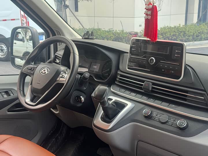 Maxus V90 2020 2020款 2.0TAMT运杰版前驱后单胎短轴中顶6座