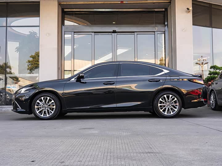 Lexus ES 2025 2025款 300h 臻享版