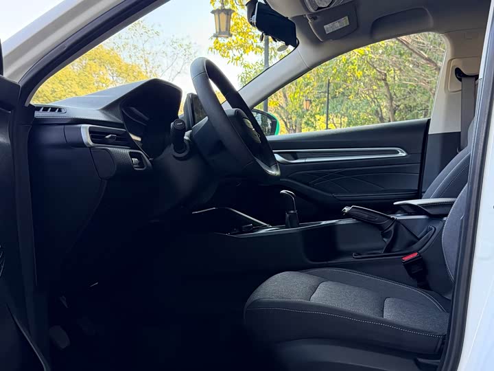 Geely Emgrand 2025 2025款 第4代 1.5L 手动星耀版