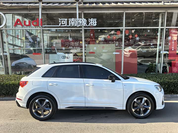 Audi Q3 2024 2024款 35 TFSI RS套件燃速型