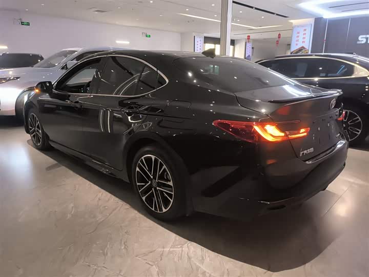 Toyota Camry 2026 2026款 双擎 2.0HSE 运动Lite版