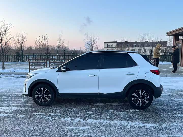 Kia KX1 2021 2021款 1.4L CVT趣享天窗款