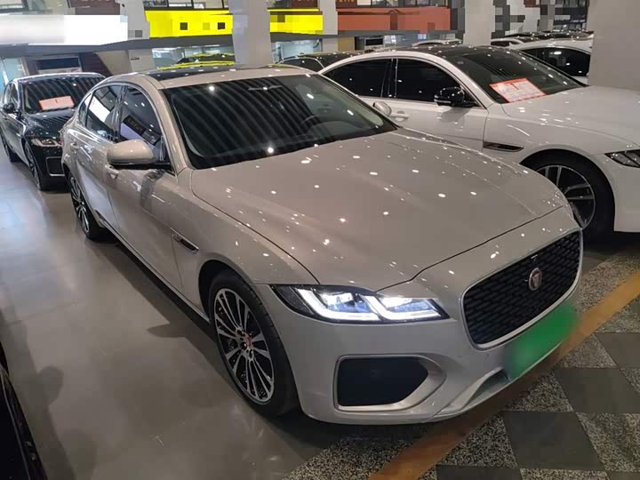 Jaguar XF L 2025 2025款 2.0T P250 两驱尊享豪华版