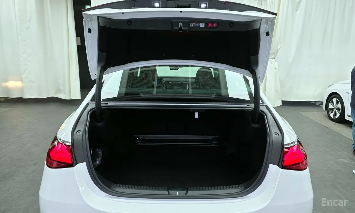 Mercedes-Benz E-Class 2024 E220d 4MATIC Exclusive