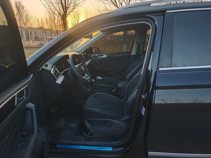 Volkswagen Tiguan L Pro 2025 2025款 出众款 300TSI 自动两驱龙腾版