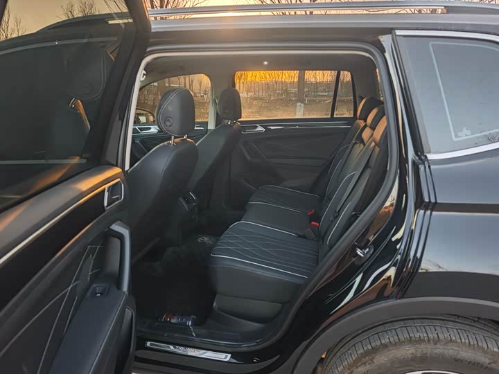 Volkswagen Tiguan L Pro 2025 2025款 出众款 300TSI 自动两驱龙腾版