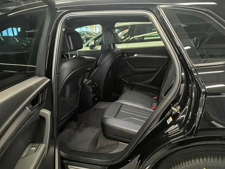 Audi Q5L 2025 2025款 45周年典藏版 45 TFSI 豪华动感型