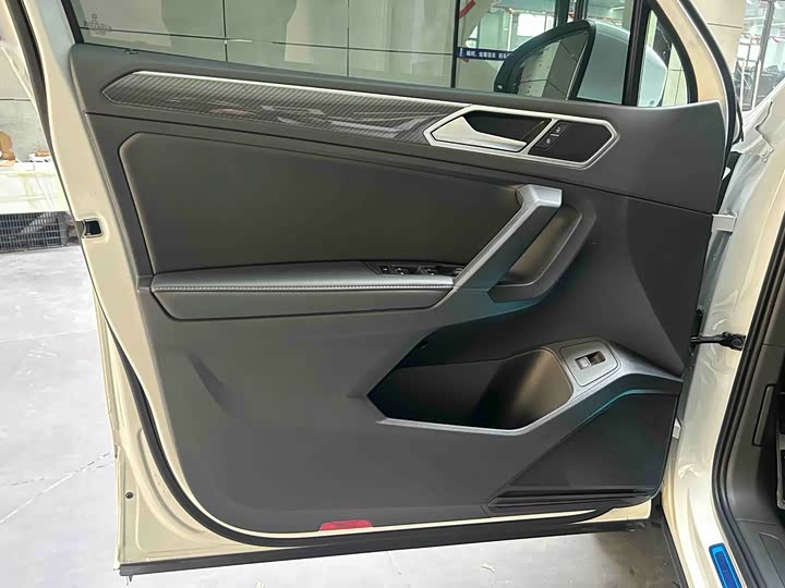 Volkswagen Tiguan L Pro 2024 2024款 出众款 330TSI 自动两驱R-Line龙耀版