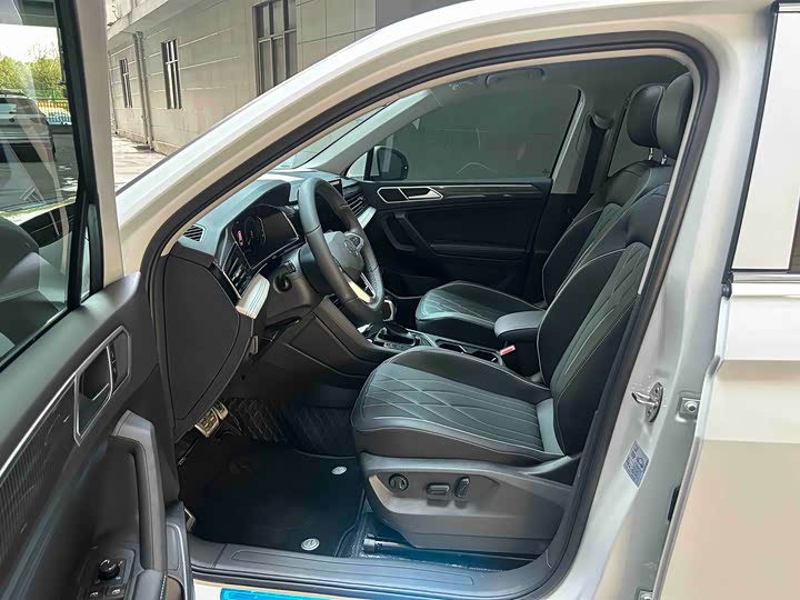 Volkswagen Tiguan L Pro 2024 2024款 出众款 330TSI 自动两驱R-Line龙耀版