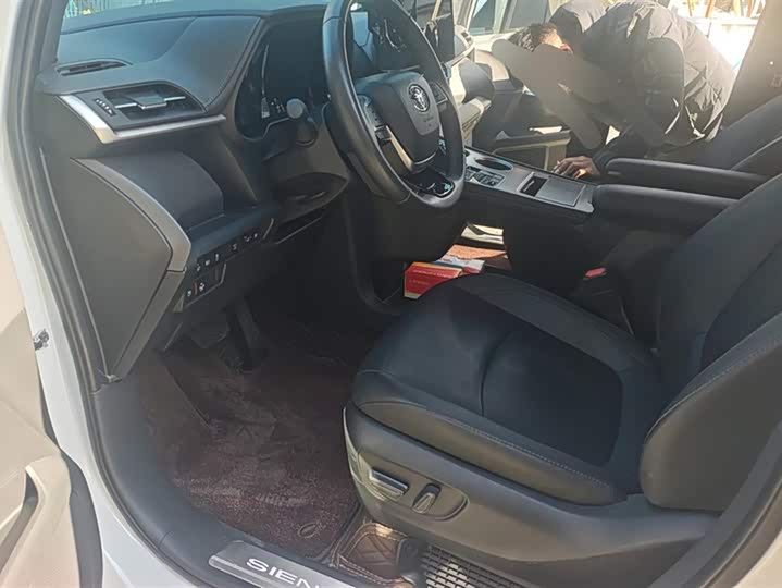 Toyota Sienna 2024 2024款 2.5L混动 四驱尊贵版