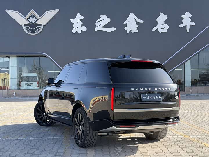 Land Rover Range Rover 2025 2025款 3.0 L6 400PS 盛世加长版