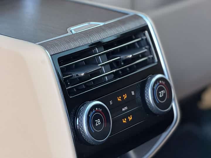 Land Rover Range Rover 2025 2025款 3.0 L6 400PS 盛世加长版