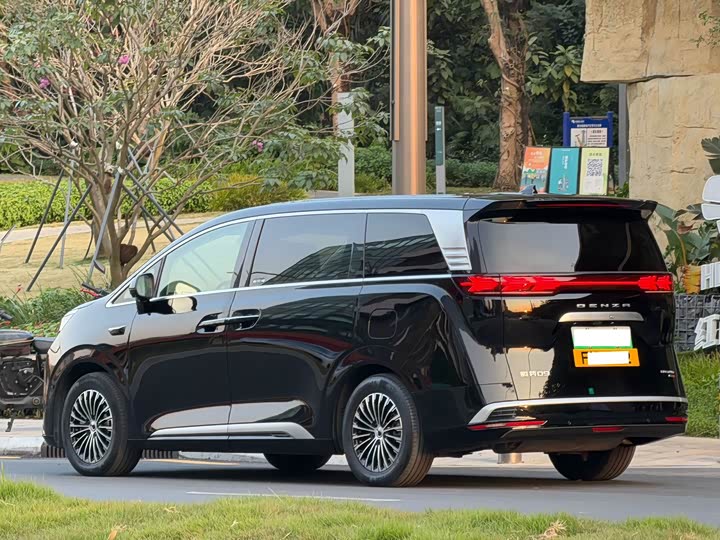 Denza D9 2025 2025款 DM-i 智驾版 1020 四驱尊贵型