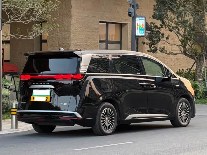 Denza D9 2025 2025款 DM-i 智驾版 1020 四驱尊贵型