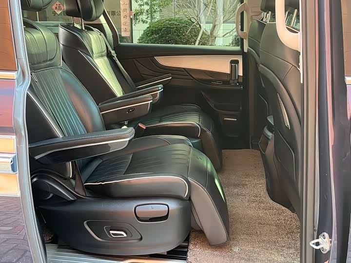 Roewe iMax 8 2022 2022款 400TGI 欢聚版