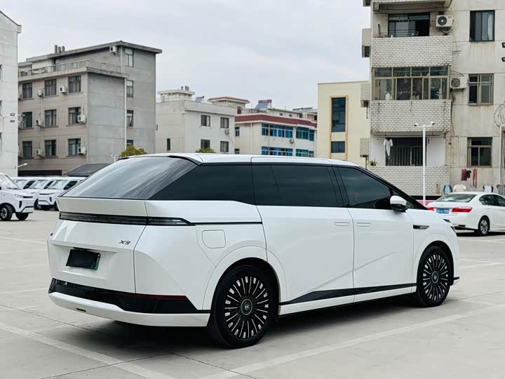 XPeng X9 2025 2025款 纯电 740超长续航 Max