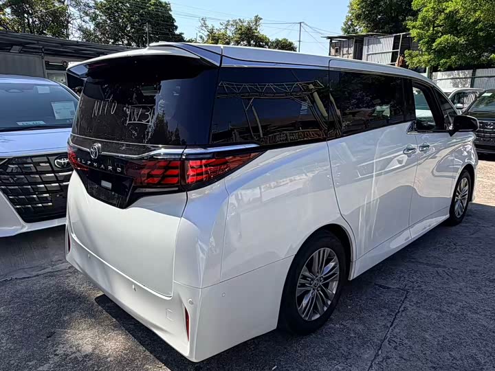 Toyota Alphard 2025 2025款 双擎 2.5L 尊贵黄金版