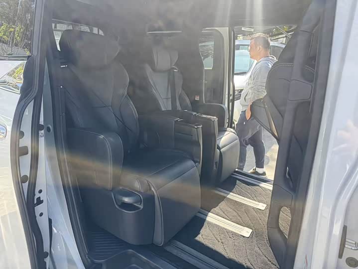 Toyota Alphard 2025 2025款 双擎 2.5L 尊贵黄金版