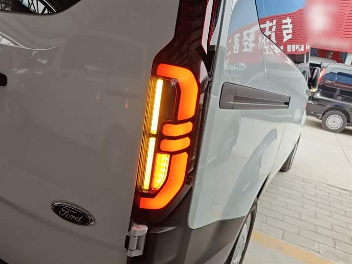 Ford Transit 2023 2023款 2.0T柴油手动多功能商用车短轴低顶5/6座