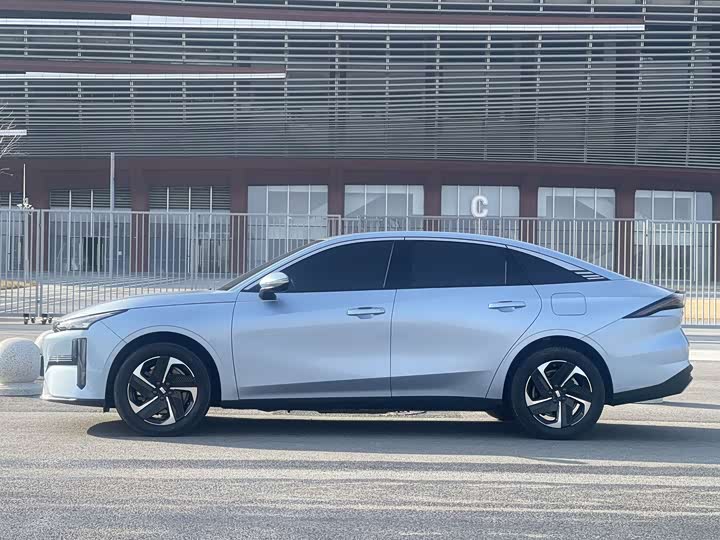 Geely Galaxy L6 2025 2025款 EM-i 140km 星舰版