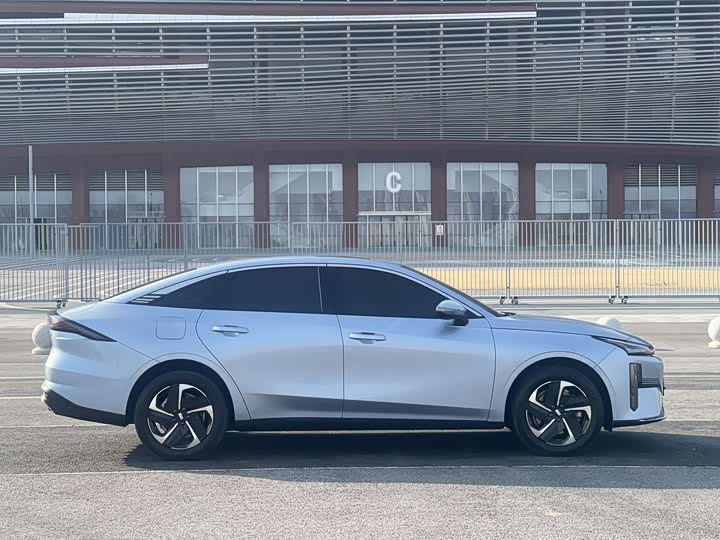 Geely Galaxy L6 2025 2025款 EM-i 140km 星舰版