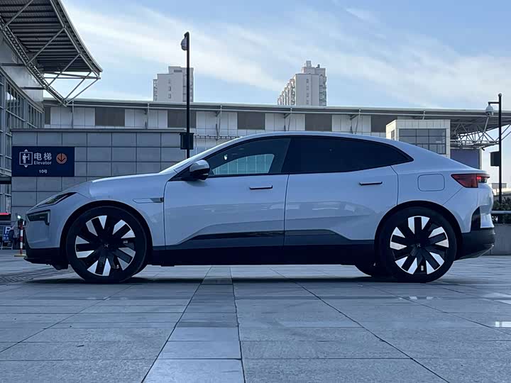 Polestar 4 2023 2023款 单电机标准续航PLUS