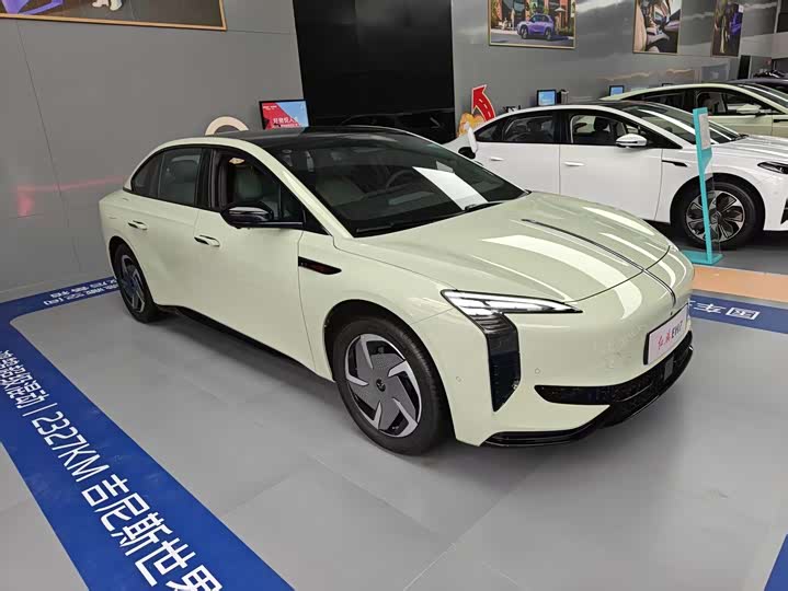 2025 Hongqi EH7