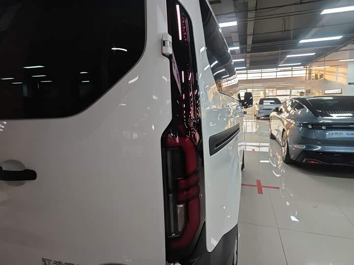 Ford Transit 2023 2023款 2.0T柴油手动多功能商用车短轴低顶5/6座
