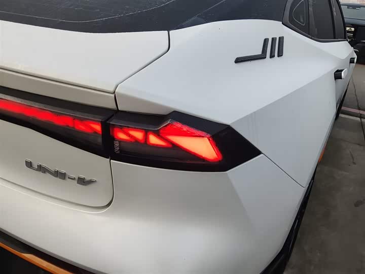 Changan UNI-V 2025 2025款 1.5T 500Bar尊贵运动型