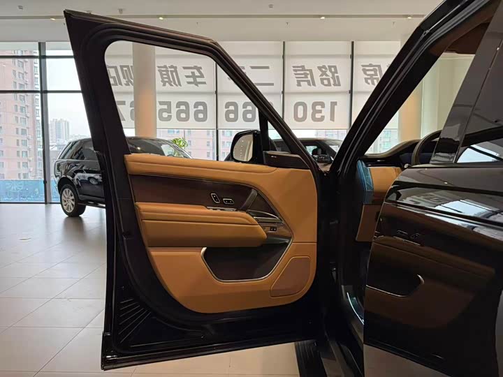 Land Rover Range Rover 2025 2025款 3.0 L6 400PS 盛世加长版