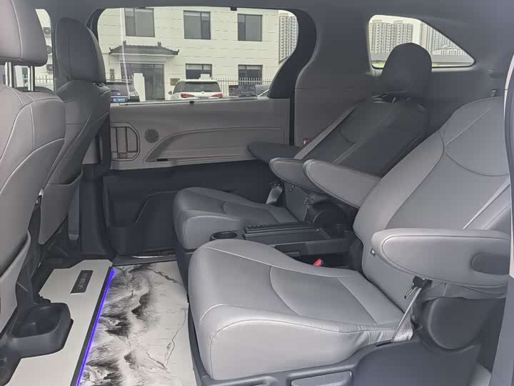 Toyota Granvia 2024 2024款 2.5L混动 舒适版