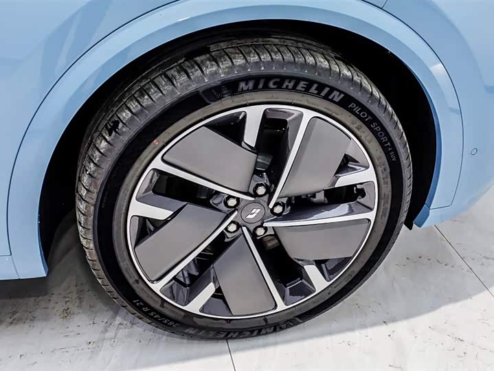 LiXiang L8 2025 2025款 Pro 智能焕新版