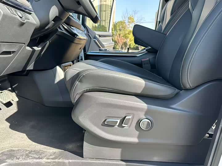 Maxus G20 2023 2023款 PLUS 2.0T 汽油自动尊雅版