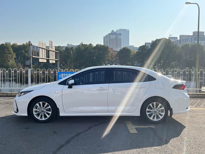 Toyota Corolla 2024 2024款 1.8L 智能电混双擎 精英版