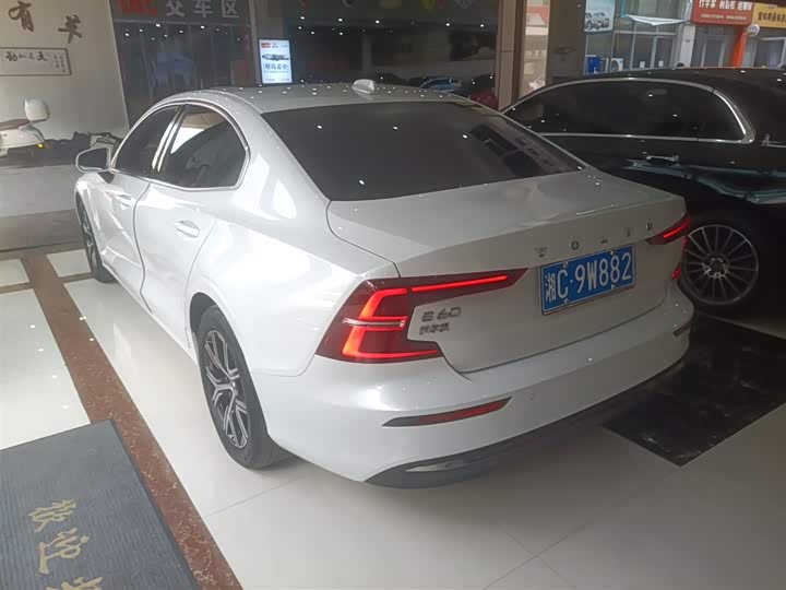 Volvo S60 2024 2024款 B4 智逸豪华版