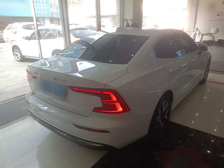 Volvo S60 2024 2024款 B4 智逸豪华版