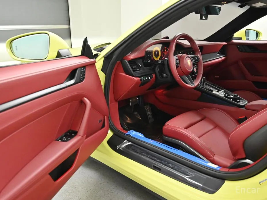 Porsche 911 2019 Carrera 4 GTS