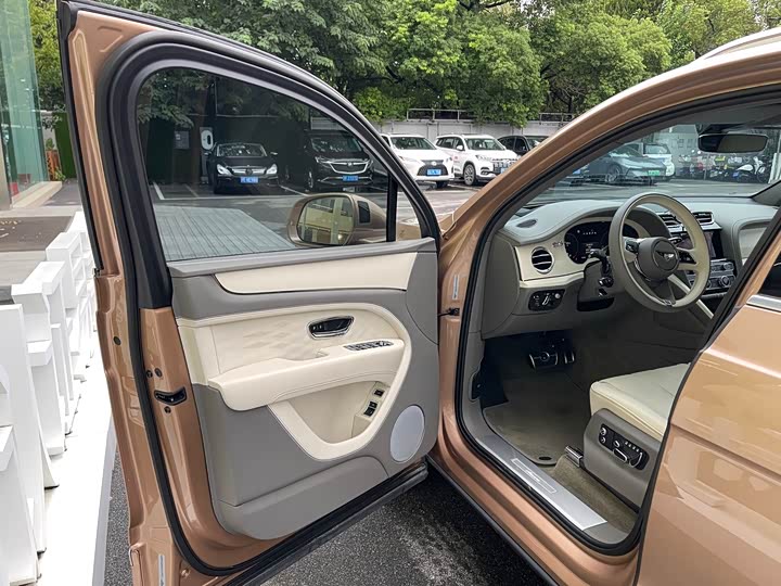 Bentley Bentayga 2024 2024款 4.0T V8 长轴距雅度版