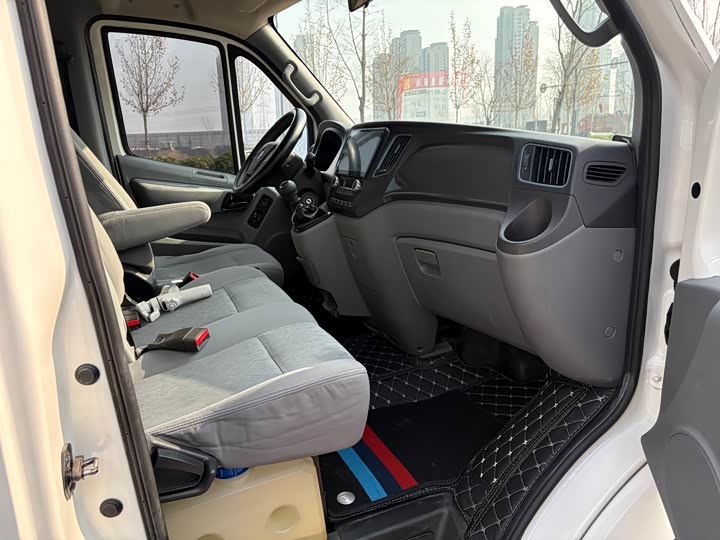 Foton Tuyano 2022 2022款 2.0T手动通途多功能长轴中顶后单胎5/6/7/9座4F20TC3