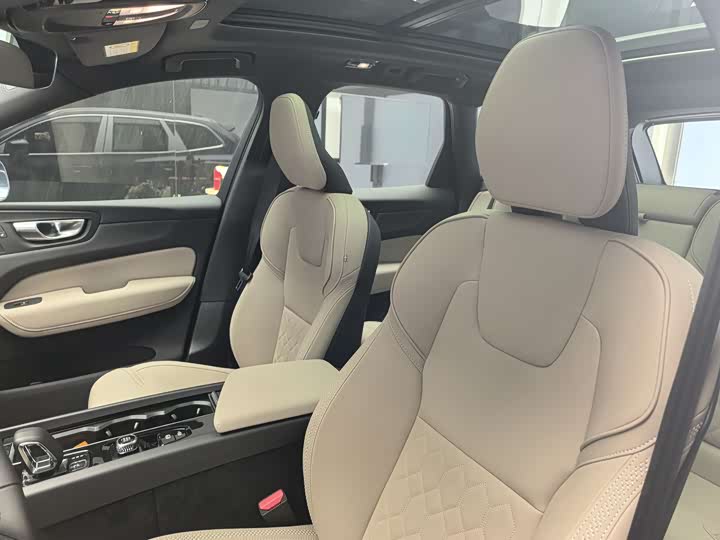 Volvo XC60 2026 2026款 B5 四驱智逸豪华版