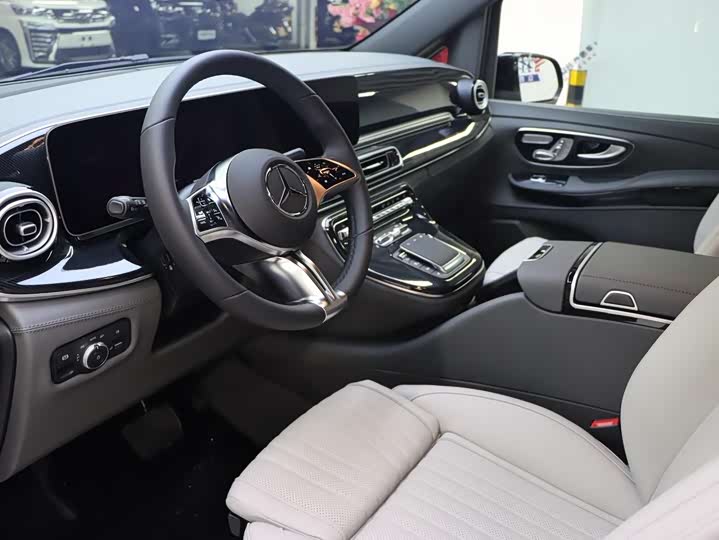 Mercedes-Benz V-Class 2024 2024款 V 300 L 长轴距尊贵版
