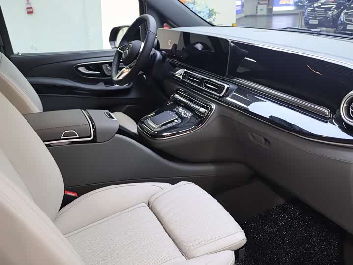 Mercedes-Benz V-Class 2024 2024款 V 300 L 长轴距尊贵版