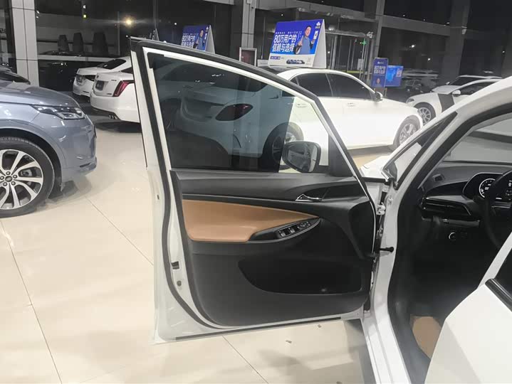 Buick GL6 2021 2021款 323T 轻混动互联豪华型