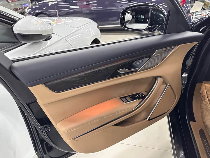 Jaguar XF L 2024 2024款 2.0T P250 两驱尊享豪华版