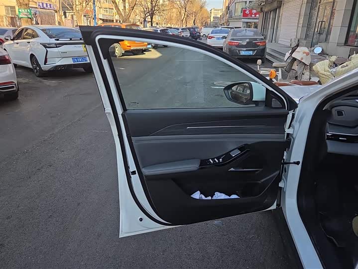 Geely Galaxy L6 2025 2025款 EM-i 60km 启航版